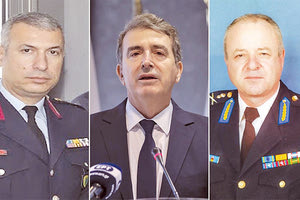 Σαρωτικές αλλαγές στην Αστυνομία. Από αριστερά ο νέος αρχηγός της ΕΛ.ΑΣ. Δ. Μάλλιος, ο υπουργός Προστασίας του Πολίτη Μ. Χρυσοχοΐδης και ο αρχηγός της Πυροσβεστικής Γ. Πουρνάρας