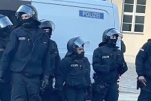 Αλήθεια τώρα αυτή η εικόνα από τις γερμανικές αστυνομικές δυνάμεις συνάδει με την πραγματικότητα; Το κάνουν εσκεμμένα ή παίζει κάτι άλλο με το… ύψος;