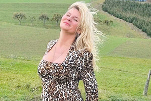 Η 47χρονη Monika Rahel Ring παρέδιδε διαδικτυακά μαθήματα σε ενήλικες και τους «μάθαινε» πώς θα καταφέρουν να έρθουν σε οργασμό. Μάλιστα αποκαλούσε τον εαυτό της «Πάπισσα του οργασμού».