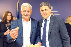 Εντάξει, είναι η χρονιά του! Ο νέος δήμαρχος Οροπεδιου Γιώργος Αθανασάκης ήταν χθες… περαστικός (για υπόθεση του Δήμου) από το Υπουργείο Αγροτικής Ανάπτυξης όπου έκοβαν την πίτα τους και… του έδωσαν ένα κομμάτι. Ε, πήρε το φλουρί-και εκεί!