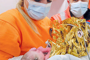 Συγκίνηση για τη γέννηση του μωρού