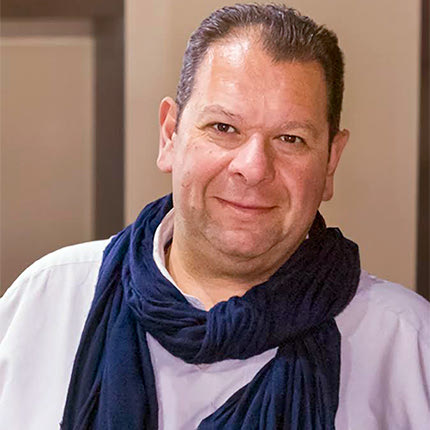 Ο ΠΡΟΕΔΡΟΣ ΤΗΣ Ε.Φ.Ε ΗΡΑΚΛΕΙΟΥ ΠΟΛΥΧΡΟΝΗΣ ΝΙΚΗΦΟΡΑΚΗΣ ΜΙΛΑ ΣΤΗΝ “Π” ΜΕ ΑΦΟΡΜΗ ΤΗΝ ΕΚΘΕΣΗ 
ΟΠΟΥ ΠΡΩΤΑΓΩΝΙΣΤΟΥΝ ΟΙ ΑΣΘΕΝΕΙΣ ΤΟΥ
“Ο κτηνίατρος επηρέασε… τον φωτογράφο και όχι το αντίστροφο”