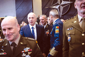 Είναι πραγματικά… γεράκια ή ξέρουν κάτι παραπάνω; Σε ψυχροπολεμικό κλίμα ήταν η εναρκτήρια ομιλία του Ολλανδού ναυάρχου Ρομπ Μπάουερ, στη διήμερη συνεδρίαση της πανίσχυρης Στρατιωτικής Επιτροπής του ΝΑΤΟ, στην οποία συμμετέχουν οι επικεφαλής των εθνικών Γενικών Επιτελείων από τα κράτη-μέλη της Συμμαχίας.