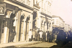 ΦΩΤΟΗΜΕΡΑΣ: Αρχές του περασμένου αιώνα στο κέντρο του Ηρακλείου στο σημείο Έβανς. Τότε στεγαζόταν η αντιπροσωπεία της Σίγκερ ενώ στο διπλανό κτήριο κυματίζει ακόμη η τουρκική σημαία.