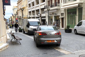 Η φωτογραφία τραβήχτηκε πριν από λίγα 24ωρα από αναγνώστη της «Π» με την απορία: «επιτρέπεται οι υπάλληλοι των δημόσιων υπηρεσιών, εν προκειμένω της Αποκεντρωμένης Διοίκησης να χρησιμοποιούν υπηρεσιακά οχήματα για τις προσωπικές τους δουλειές;»