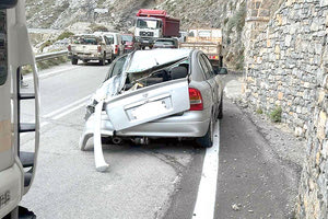 Ευτυχώς ο οδηγός του οχήματος δεν τραυματίστηκε αλλά το αυτοκίνητο υπέστη μεγάλες ζημιές