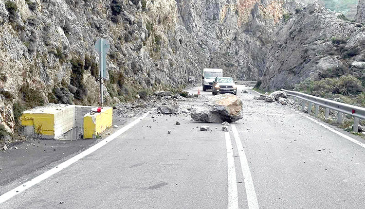 Αποκολλήθηκε ο βράχος
από το Κουρταλιώτικο