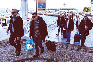 Με το πλοίο της γραμμής έφθασαν οι βουλευτές του ΣΥΡΙΖΑ στις Σπέτσες