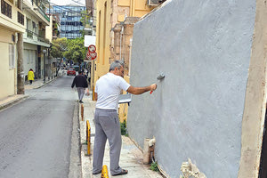 Πολλά μπράβο στον Χανιώτη γιατρό που βρίσκει ευκαιρία όποτε μπορεί να πιάνει πινέλο και μπογιάδες και να καθαρίζει τους τοίχους και τα μνημεία από τα συνθήματα. Αλτρουισμός στην πράξη!