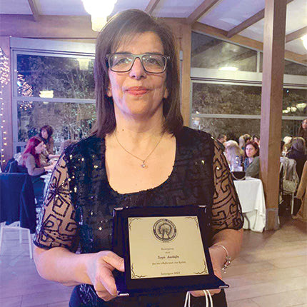 Θα διαβάσετε σε άλλες στήλες ότι ο Αναπτυξιακός Σύλλογος Γυναικών Επιχειρηματιών Κρήτης έκανε την πρωτοχρονιάτικη εκδήλωσή του στις «Αναδρομές» και μεταξύ άλλων τίμησε ορισμένες γυναίκες που διακρίθηκαν για την εθελοντική τους δράση.