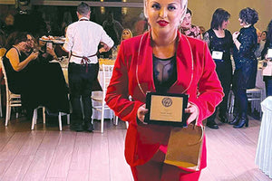 Θα διαβάσετε σε άλλες στήλες ότι ο Αναπτυξιακός Σύλλογος Γυναικών Επιχειρηματιών Κρήτης έκανε την πρωτοχρονιάτικη εκδήλωσή του στις «Αναδρομές» και μεταξύ άλλων τίμησε ορισμένες γυναίκες που διακρίθηκαν για την εθελοντική τους δράση.