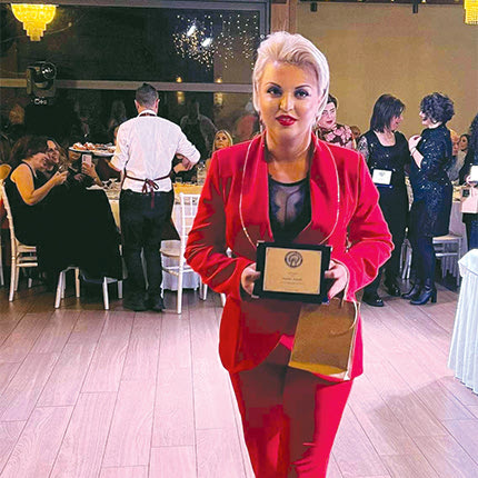 Θα διαβάσετε σε άλλες στήλες ότι ο Αναπτυξιακός Σύλλογος Γυναικών Επιχειρηματιών Κρήτης έκανε την πρωτοχρονιάτικη εκδήλωσή του στις «Αναδρομές» και μεταξύ άλλων τίμησε ορισμένες γυναίκες που διακρίθηκαν για την εθελοντική τους δράση.