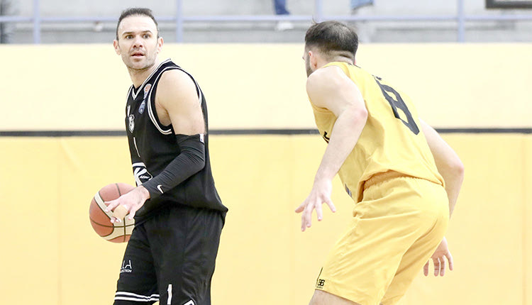 Ο Παππάς του ΟΦΗ σε φάση από το ματς με τη Δάφνη