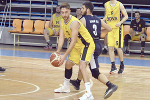 Ο Θεοδωρίδης του Εργοτέλη σε μια προσπάθεια στο ματς με τον Χανιά BC