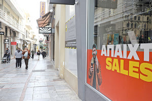 Υποτονική η κίνηση κατά τη δεύτερη Κυριακή που παρέμειναν τα καταστήματα ανοικτά