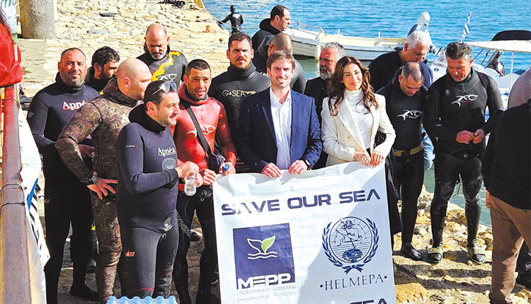 Στον υποβρύχιο καθαρισμό του λιμανιού προχώρησε ο τομέας Περιβάλλοντος της Νέας Δημοκρατία