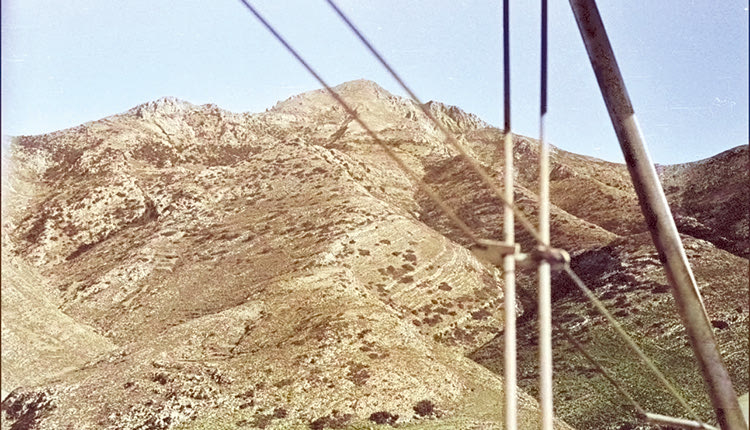 33 Κρήτη 1942. Η κορυφή Αφέντης (των Λασιθιώτικων βουνών) σε φωτογραφία που λήφθηκε κατά την διάρκεια εκπαιδευτικής πτήσης από ένα Focke Wulf fw-44. Στο αεροπλάνο επέβαινε ο Γερμανός φωτογράφος Karl Ottahal  (η φωτογραφία είναι από το αρχείο του).

4