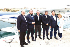 Πέταξαν με το υδροπλάνο