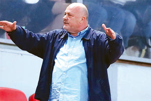 Πήγε να δείρει τον σύμβουλο