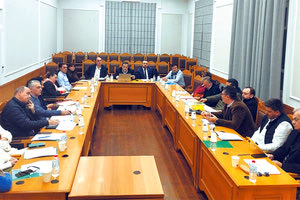 Από τη χθεσινή σύσκεψη που συγκάλεσε ο Β. Κεγκέρογλου