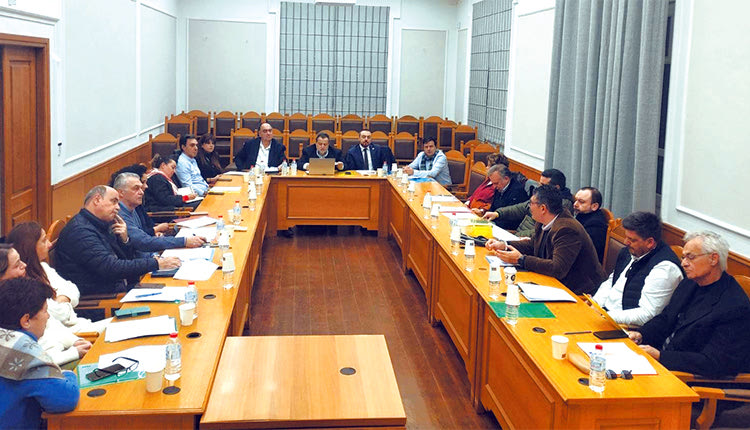 Από τη χθεσινή σύσκεψη που συγκάλεσε ο Β. Κεγκέρογλου