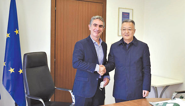  Ο πρύτανης Κατσαράκης με τον  επικεφαλής της αντιπροσωπείας