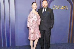 O Γιώργος Λάνθιμος με την Έμμα Στόουν