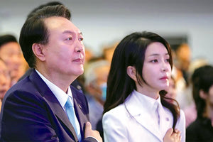 πρώτη κυρία της Νότιας Κορέας να δέχεται ως δώρο μια τσάντα μάρκας Dior, έχει προκαλέσει αντιπαράθεση ανάμεσα στον πρόεδρο Γιουν Σουκ Γιόλ