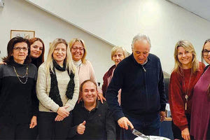 Την πρωτοχρονιάτικη πίτα τους έκοψαν τα μέλη της πρωτοβάθμιας και της δευτεροβάθμιας σχολικής επιτροπής παρουσία του αντιδημάρχου Παιδείας Αντώνη Περισυνάκη ανταλλάσσοντας ευχές για τη νέα χρονιά.