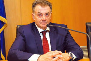 Ο ΚΥΡΟΣ ΒΑΣΑΡΑΣ ΠΑΡΟΥΣΙΑΣΕ ΤΗΝ ΑΥΤΟΒΙΟΓΡΑΦΙΑ ΤΟΥ ΣΤΟ ΗΡΑΚΛΕΙΟ «ΕΙΣΠΡΑΤΤΟΝΤΑΣ» ΤΗΝ ΑΝΑΓΝΩΡΙΣΗ ΑΠΟ ΤΗΝ ΠΟΔΟΣΦΑΙΡΙΚΗ ΟΙΚΟΓΕΝΕΙΑ