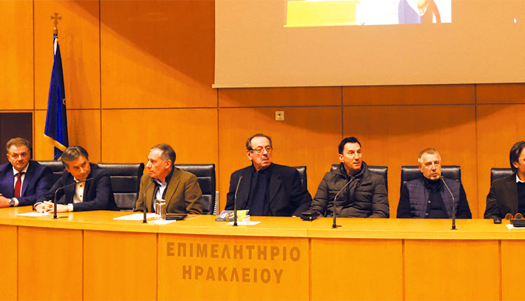 Ο Κύρος Βασάρας με τους κ.κ. Χατζηνικολάου, Στέλλα, Ράλλη, Φραντζέσκο, Νιόπλια, Πουρσανίδη που μίλησαν για το βιβλίο του