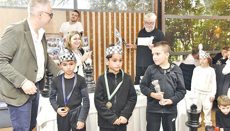Κύπελλα και μετάλλια στους μικρούς σκακιστές