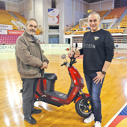 Με το… κλειδί στο χέρι και το ολοκαίνουργιο ηλεκτρικό μοτοποδήλατό του, έφυγε ο Γιώργος Μαθιανάκης