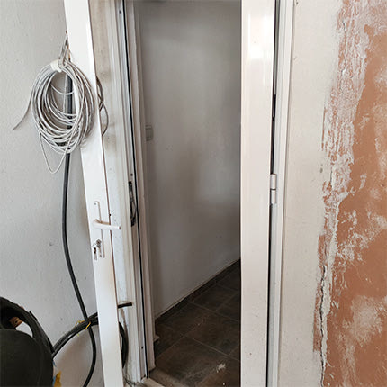 Ζημιές προκλήθηκαν και στα σπίτια της οικογένειας