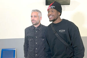 Ο Ισέκα στο αεροδρόμιο με τον τιμ μάνατζερ του ΟΦΗ Σάββα Τσαμπούρη