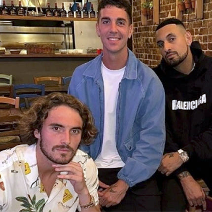 Φαίνεται πως οι σχέσεις του Στέφανου Τσιτσιπά με τον Νικ Κύργιο αποκαταστάθηκαν για τα καλά. Οι δυο τους, μαζί με τον Θανάση Κοκκινάκη, ανάρτησαν φωτογραφία από έξοδό τους σε ελληνικό εστιατόριο της Μελβούρνης.