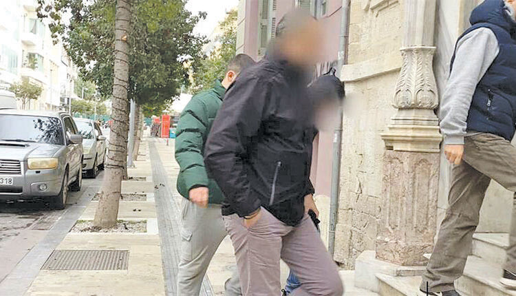 Το κλάμα του πατέρα για τον γιο στη φυλακή