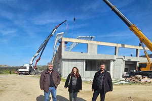 Η τοποθέτηση του μεταλλικού στεγάστρου στο Ασήμι