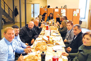 Σε εορταστικό κλίμα έκοψε την πρωτοχρονιάτικη πίτα της η Δημοτική Αστυνομία παρουσία του αντιδημάρχου Μανόλη Χαιρέτη. Τα μέλη της υπηρεσίας είχαν τη δυνατότητα να ανταλλάξουν ευχές και χαμόγελα ξεφεύγοντας έστω για λίγο από την πίεση της καθημερινότητας, που δεν είναι και λίγη...