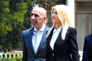 Ένα βήμα παραπάνω στη σχέση τους έκαναν ο Γιάννης Μπρατάκος και η Έλενα Ράπτη, καθώς ανέβηκαν τα σκαλιά του δημαρχείου!