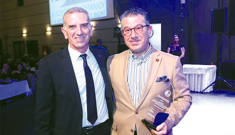 Ο διευθυντής Εμπορικού Τμήματος της Sky Express κ. Ιωάννης Λυδάκης παρέλαβε το βραβείο εκ μέρους της εταιρείας 