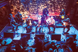 Το κοινό ενθουσιασμένο τραγούδησε μαζί με τους καλλιτέχνες