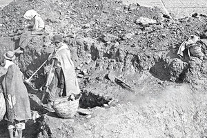 ΦΩΤΟΗΜΕΡΑΣ: ΑΠΟ ΤΙΣ ανασκαφές στα Μάλια το 1925.