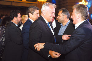 Δεν ξέρω γιατί ενοχλούνται κάποιοι με την ισχυρή παρουσία «πράσινων» αυτοδιοικητικών στην κοπή της πρωτοχρονιάτικης πίτας της ΝΔ στο Ηράκλειο. Μεταξύ αυτών που πήγαν στην εκδήλωση ήταν και ο περιφερειάρχης Κρήτης Σταύρος Αρναουτάκης, το εγκώμιο του οποίου έπλεξε ο υπουργός Επικρατείας Μάκης Βορίδης.