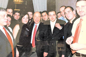 Δείτε ποιοι είναι: ακριβώς πίσω του ο σημερινός πρόεδρος Νίκος Ανδρουλάκης, αλλά και ο Κώστας Φασουλάκης, ο τ. αντιπεριφερειάρχης. Δίπλα στον Κώστα Σημίτη ο σημερινός βουλευτής Φραγκίσκος Παρασύρης, δίπλα του ο αείμνηστος Κώστας Τριανταφυλλάκης και διακρίνονται ακόμη οι Κ. Βαρδαβάς, ο Μαν. Λιγεράκης, ο Γ. Ξυλούρης, ο Α. Τσιλογιάννης, ο Μ. Πετράκης και φυσικά οι «μεγαλύτεροι», ο Πέτρος Λεκάκης και ο Μαν. Αλεξάκης.