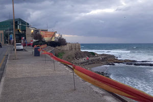 Συγγνώμη κιόλας, βρε παιδιά, αλλά αυτή η λινάτσα κατά μήκος του παραλιακού μετώπου (πριν από το Μουσείο Φυσικής Ιστορίας) κάποια στιγμή δεν πρέπει να αντικατασταθεί από ένα πιο σοβαρό προστατευτικό μέσο;