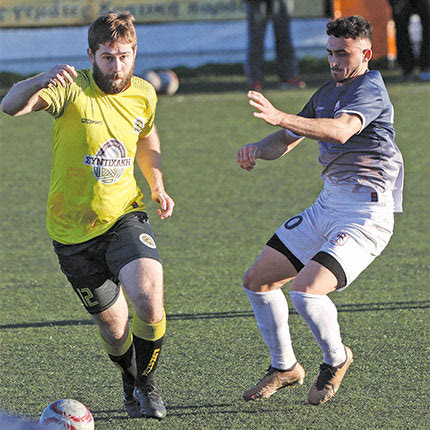 Φάση από το παιχνίδι της Μινωικής με τον Ρωμανό.
