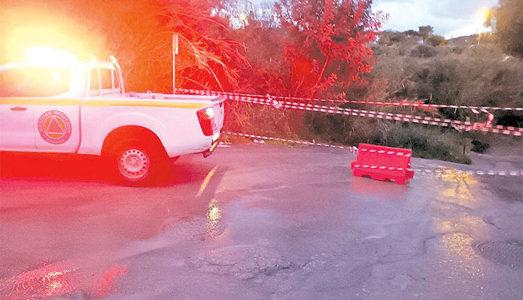 Διεκόπη η κυκλοφορία στην οδό Λυκείου λόγω των έντονων βροχοπτώσεων 