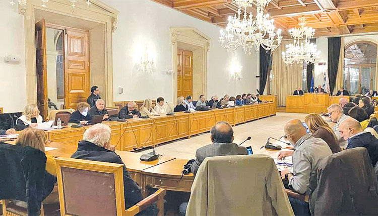 Στο Δημοτικό Συμβούλιο απόψε οι αυξήσεις των τελών