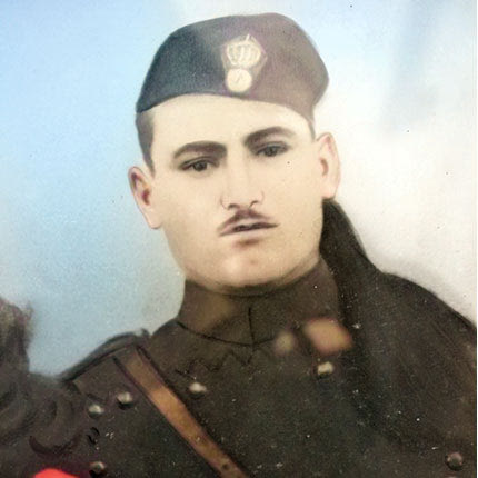 Καραπαναγιώτης Βάρδας του Γεωργίου, από το χωριό Αμουργέλλες Μονοφατσίου. Θύμα του Ελληνοϊταλικού πολέμου
